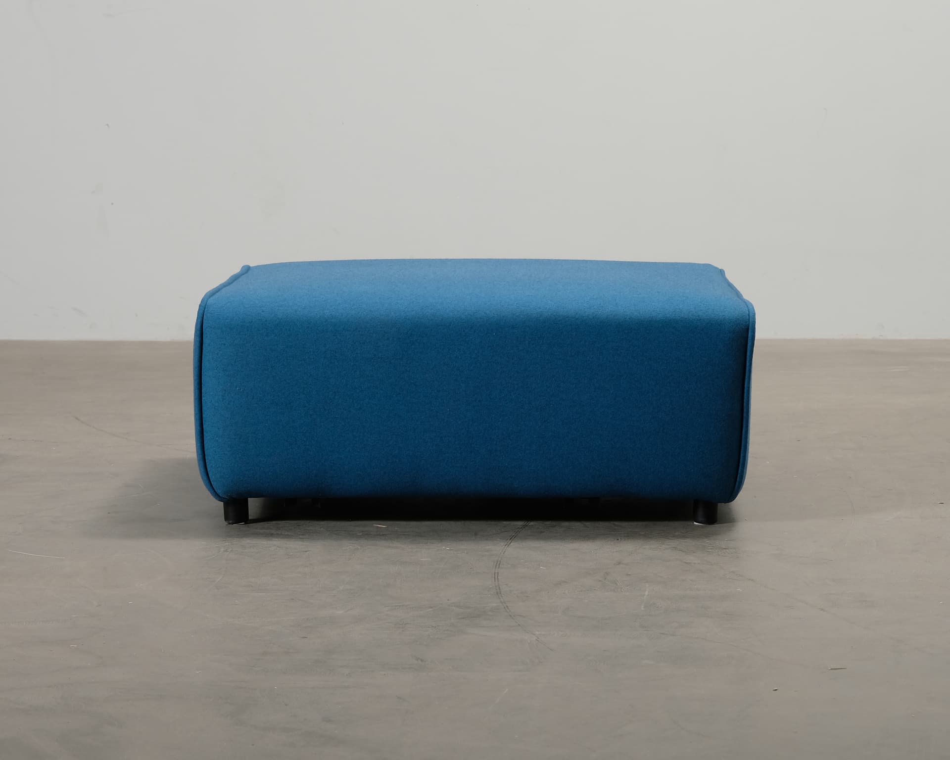 Bo Concept fotpall blå