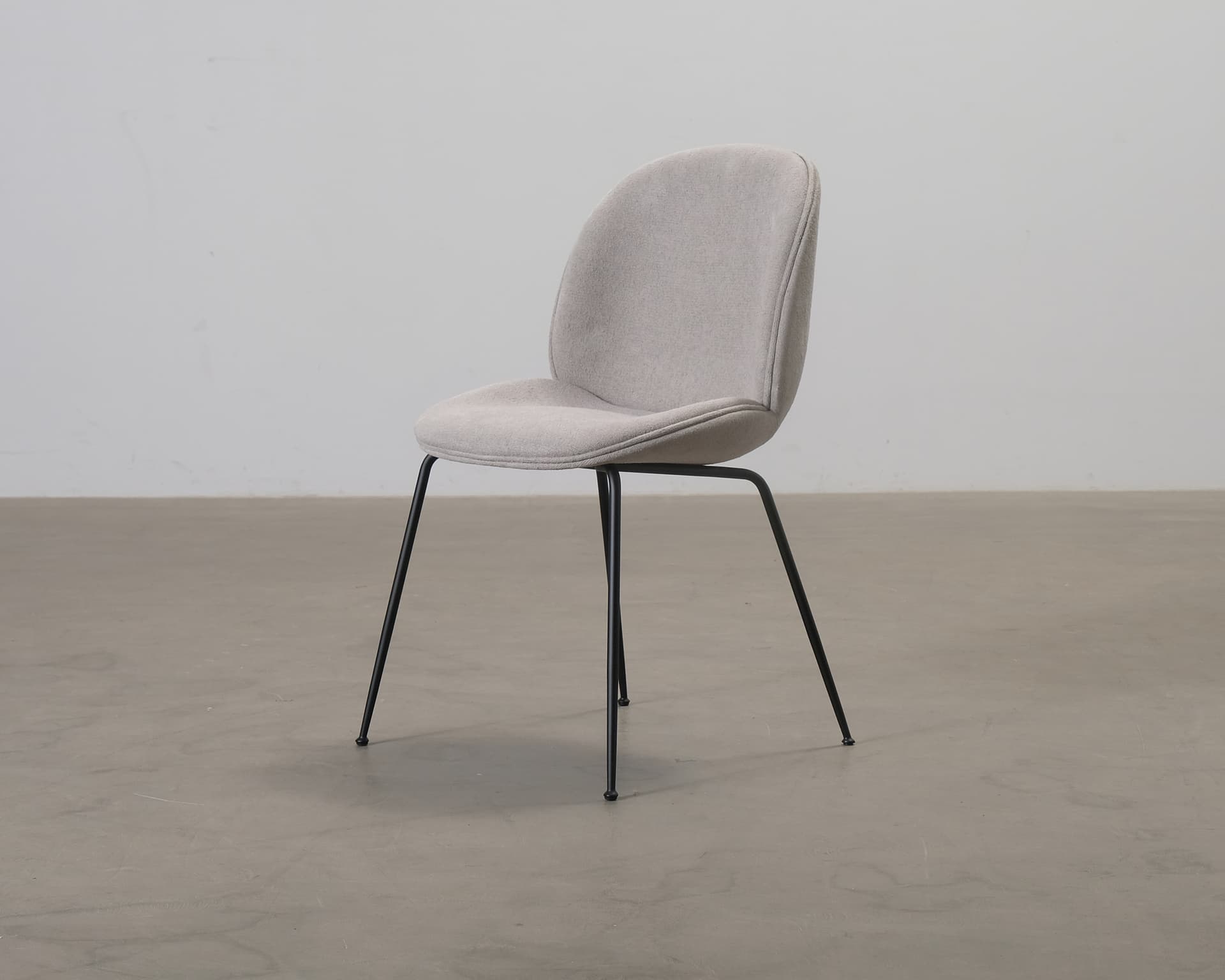 GUBI Beetle stol beige
