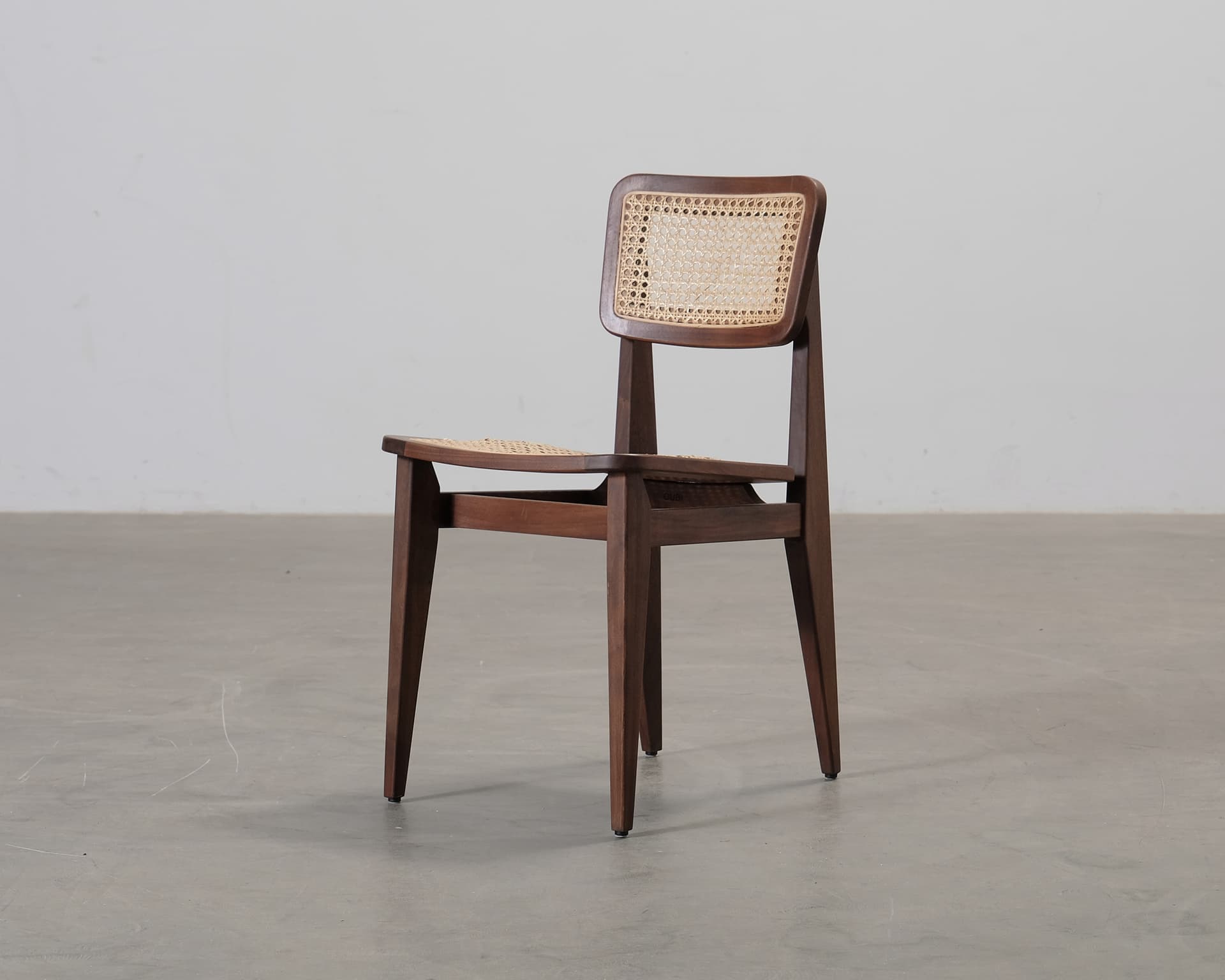 Gubi C-chair valnöt / rotting