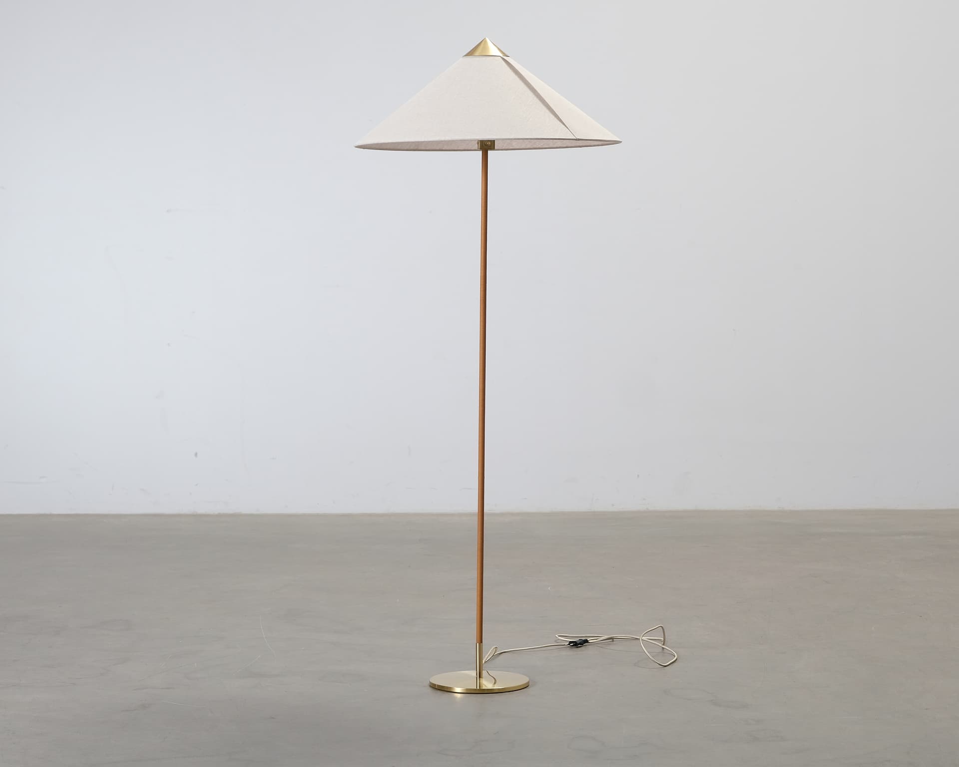 GUBI Tynell 9602 golvlampa canvas / mässing