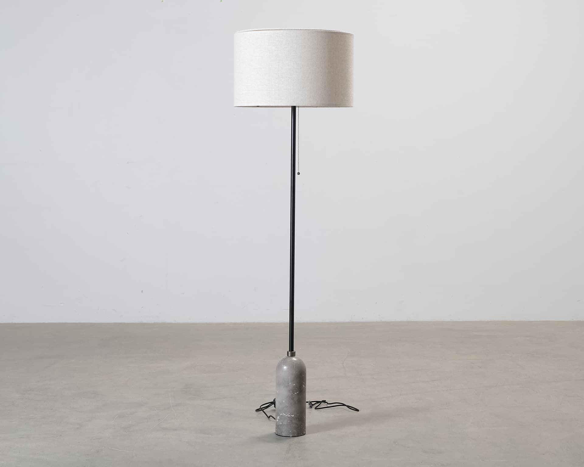 Gubi Gravity golvlampa grå marmor / canvas