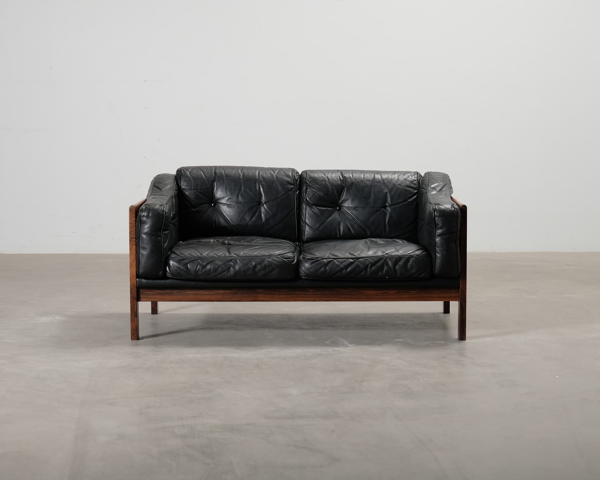 Futura Möbler Monte Carlo 2-sits vintage soffa svart läder