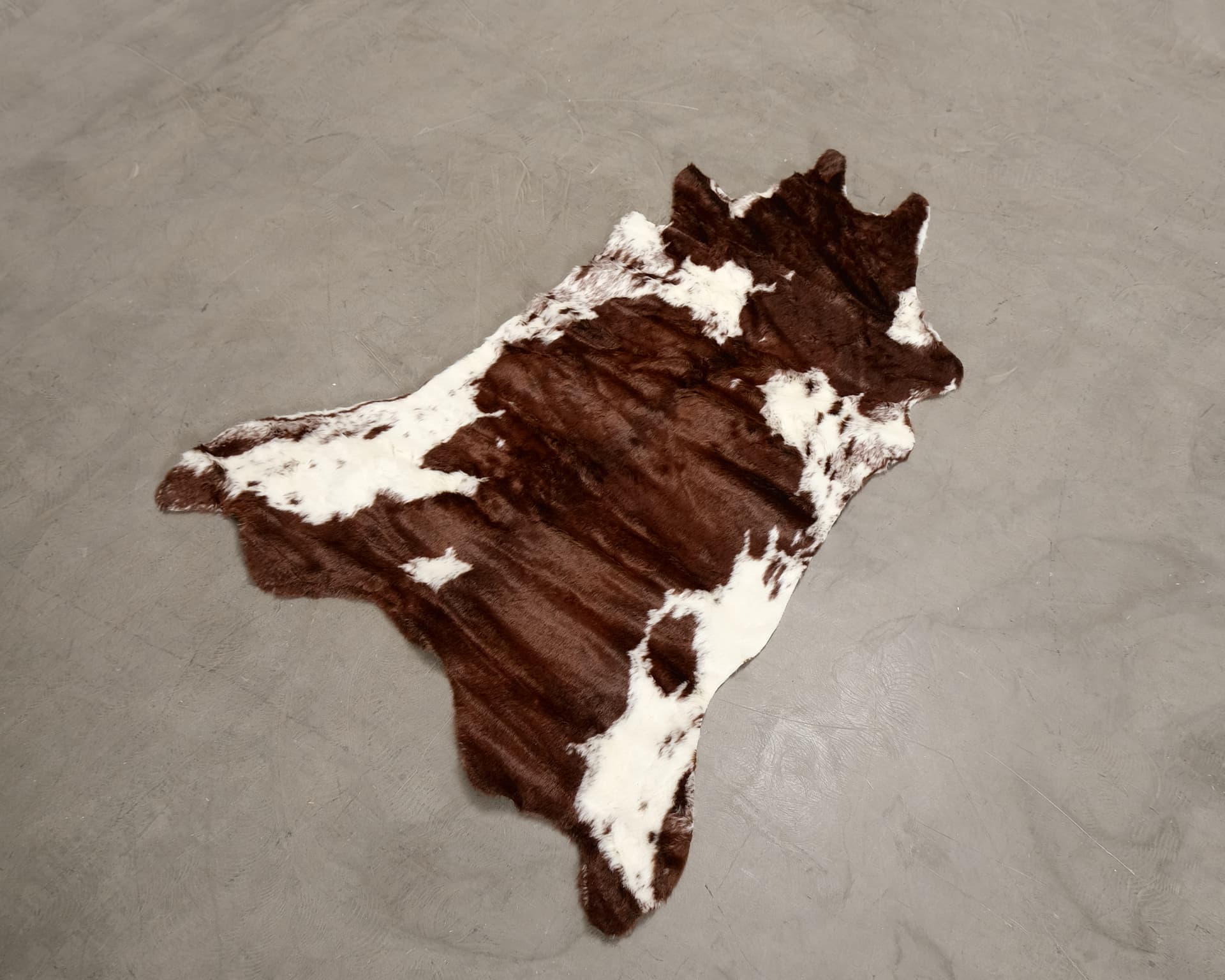 Konstgjord kohudsmatta 130 x 170 cm