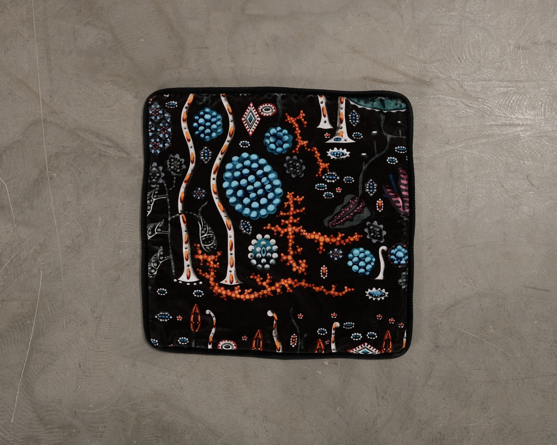 Klaus Haapaniemi & Co. Black Lake 50 x 50 cm sammetskuddfodral