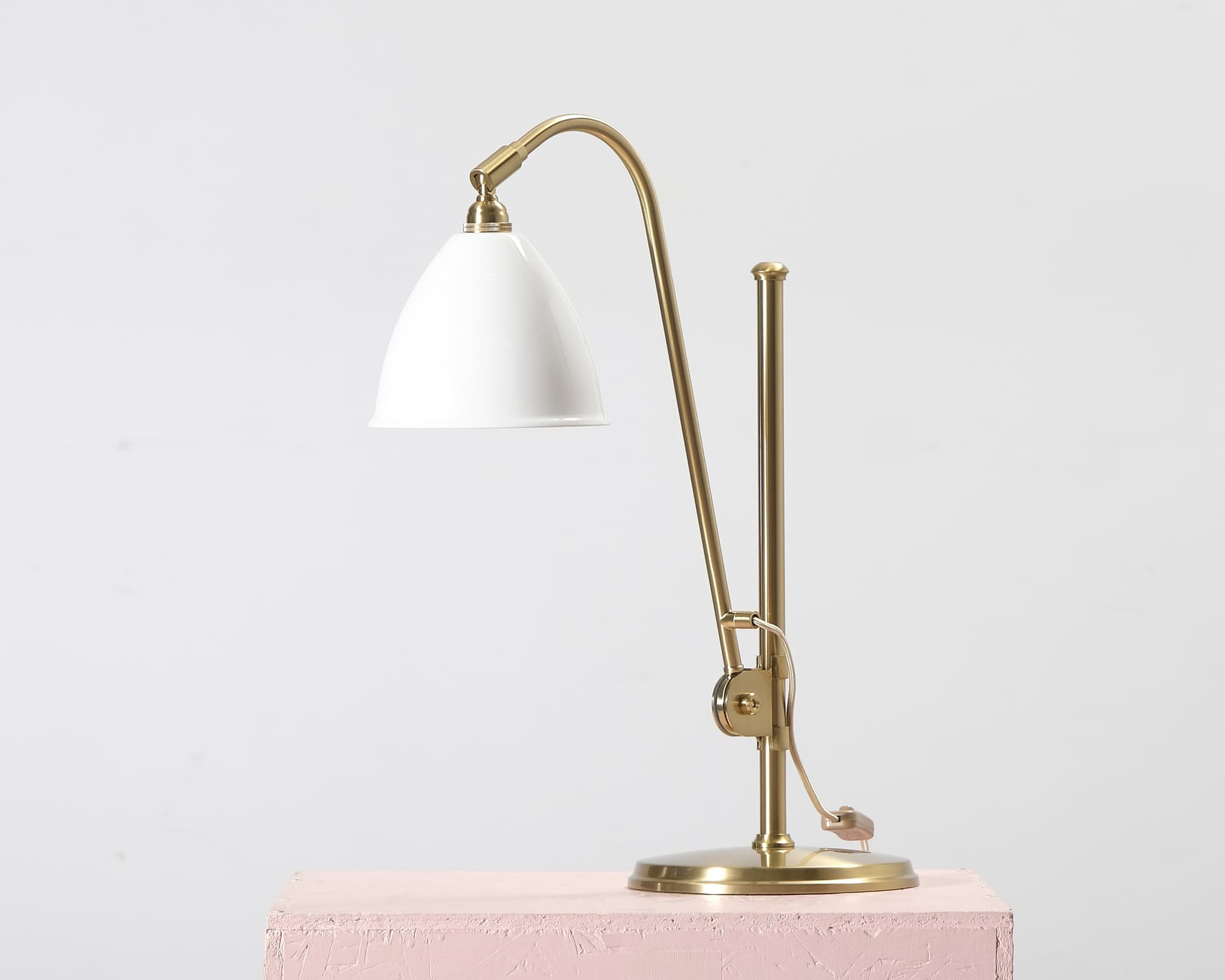 GUBI Bestlite BL1 bordslampa mässing / benporslin