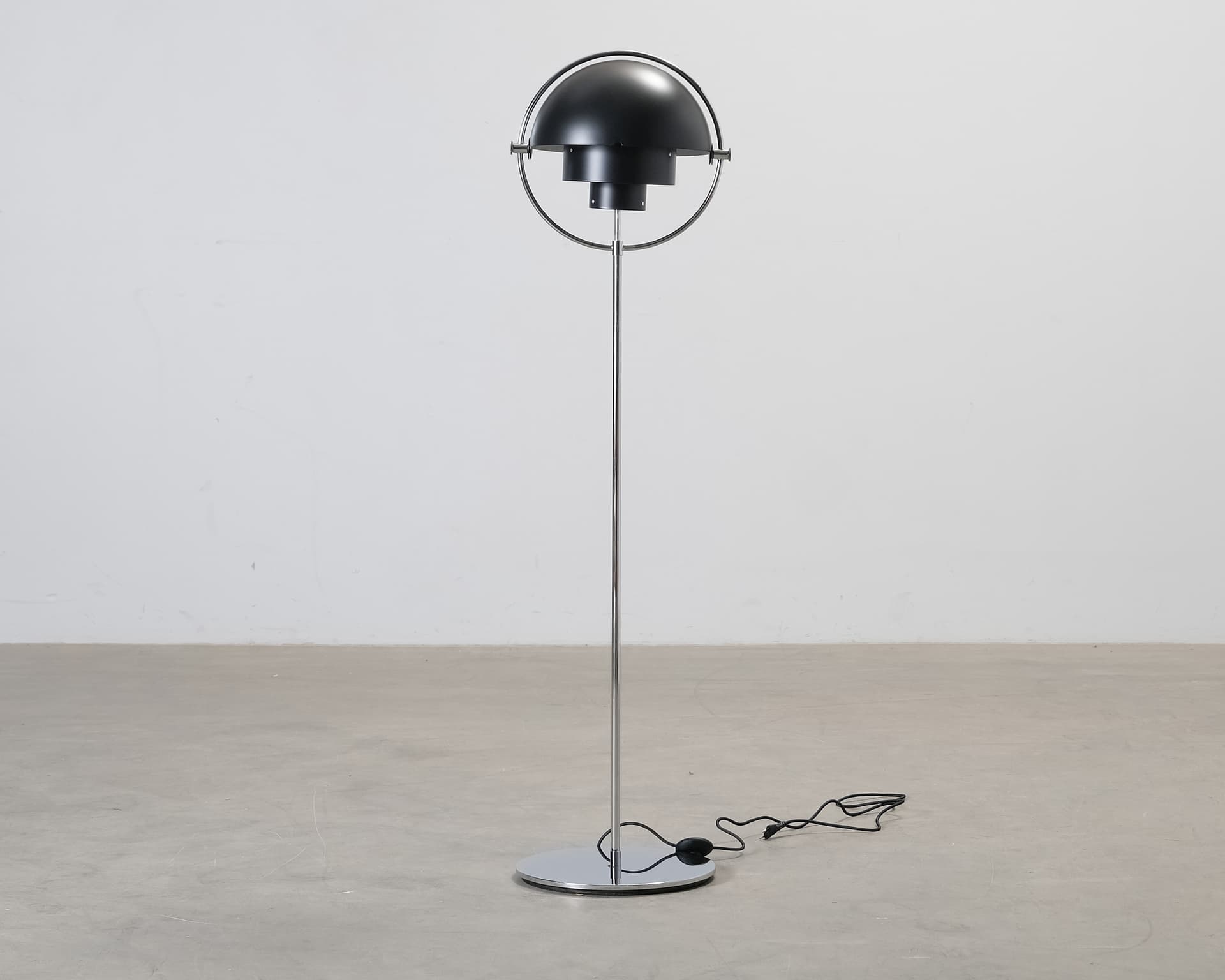 Gubi Multi-Lite golvlampa svart / krom