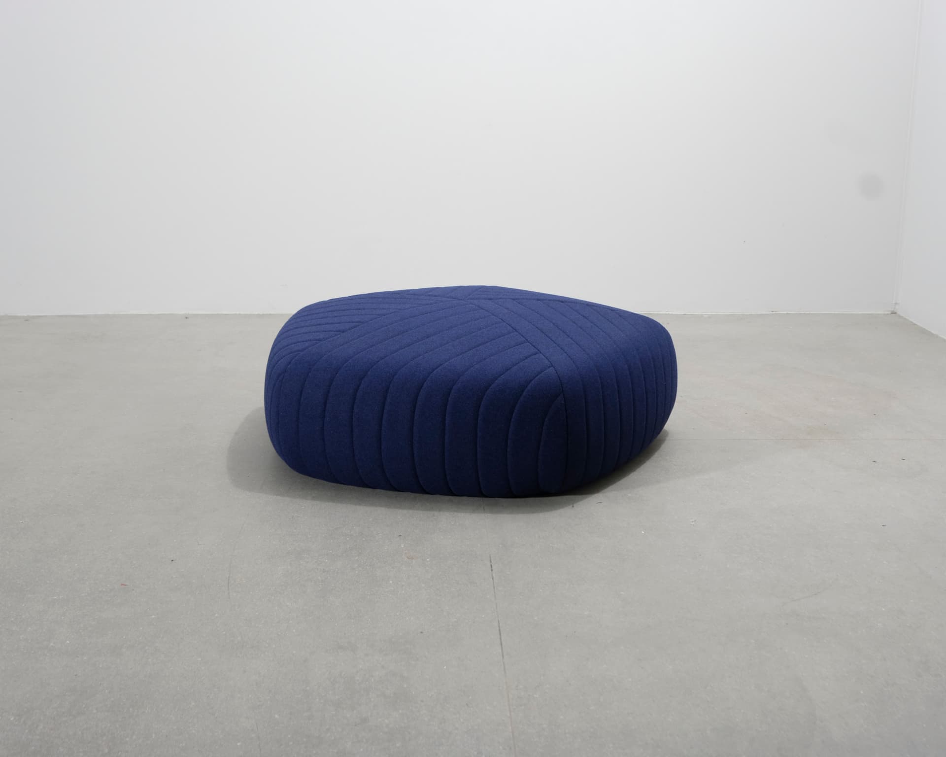 Muuto Five fotpall mörkblå Extra Large