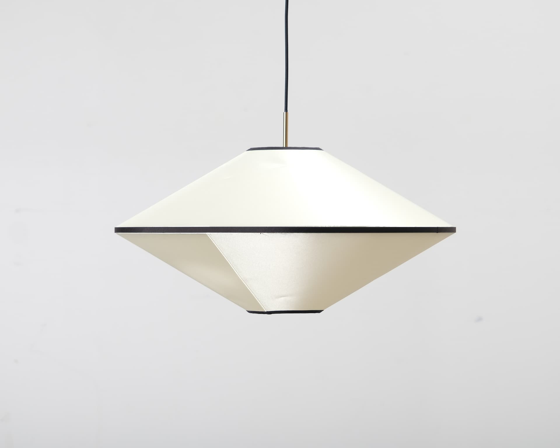 Edgeform Tafta pendellampa ø 65 cm svart / naturvit