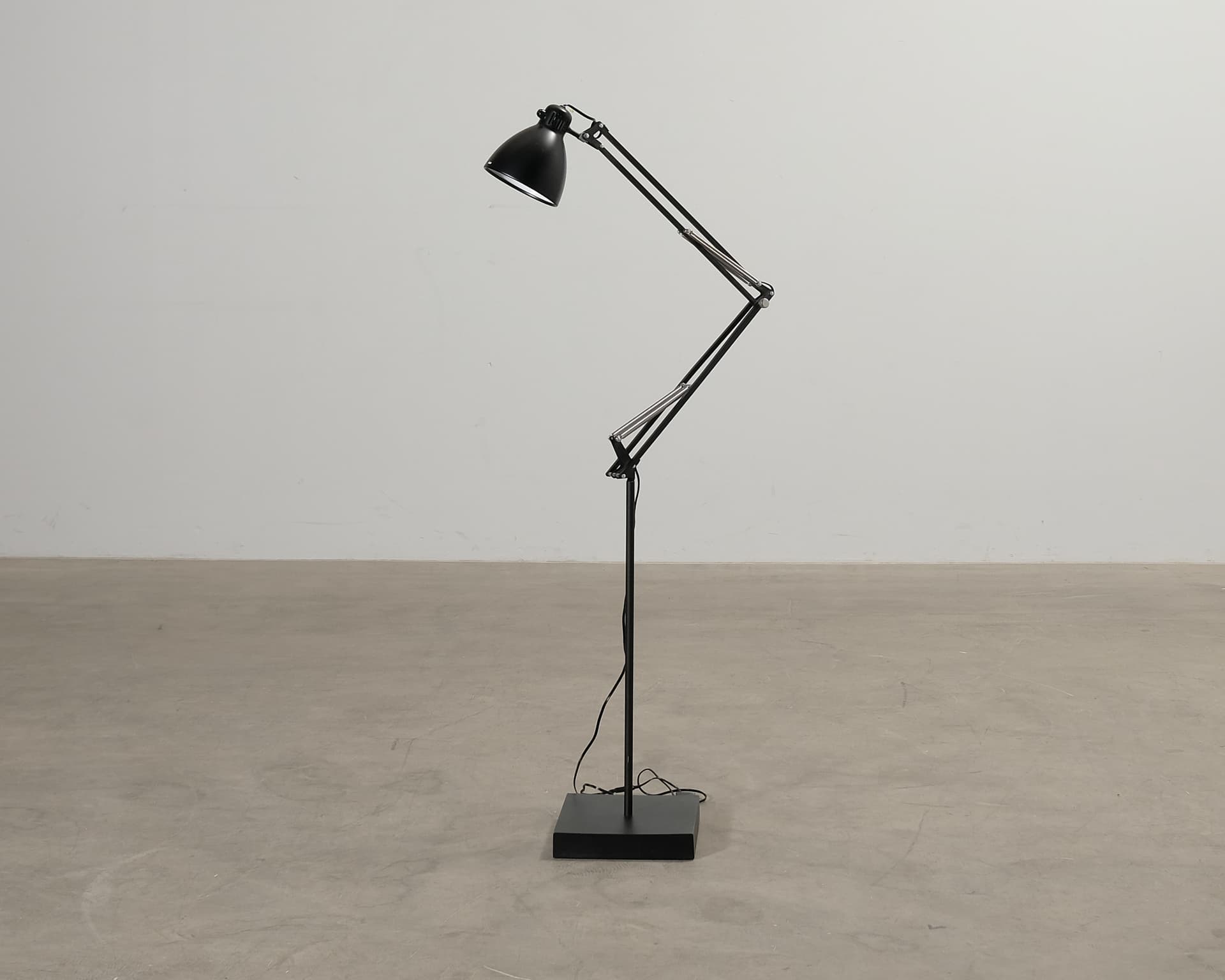 Luxo L1 golvlampa svart
