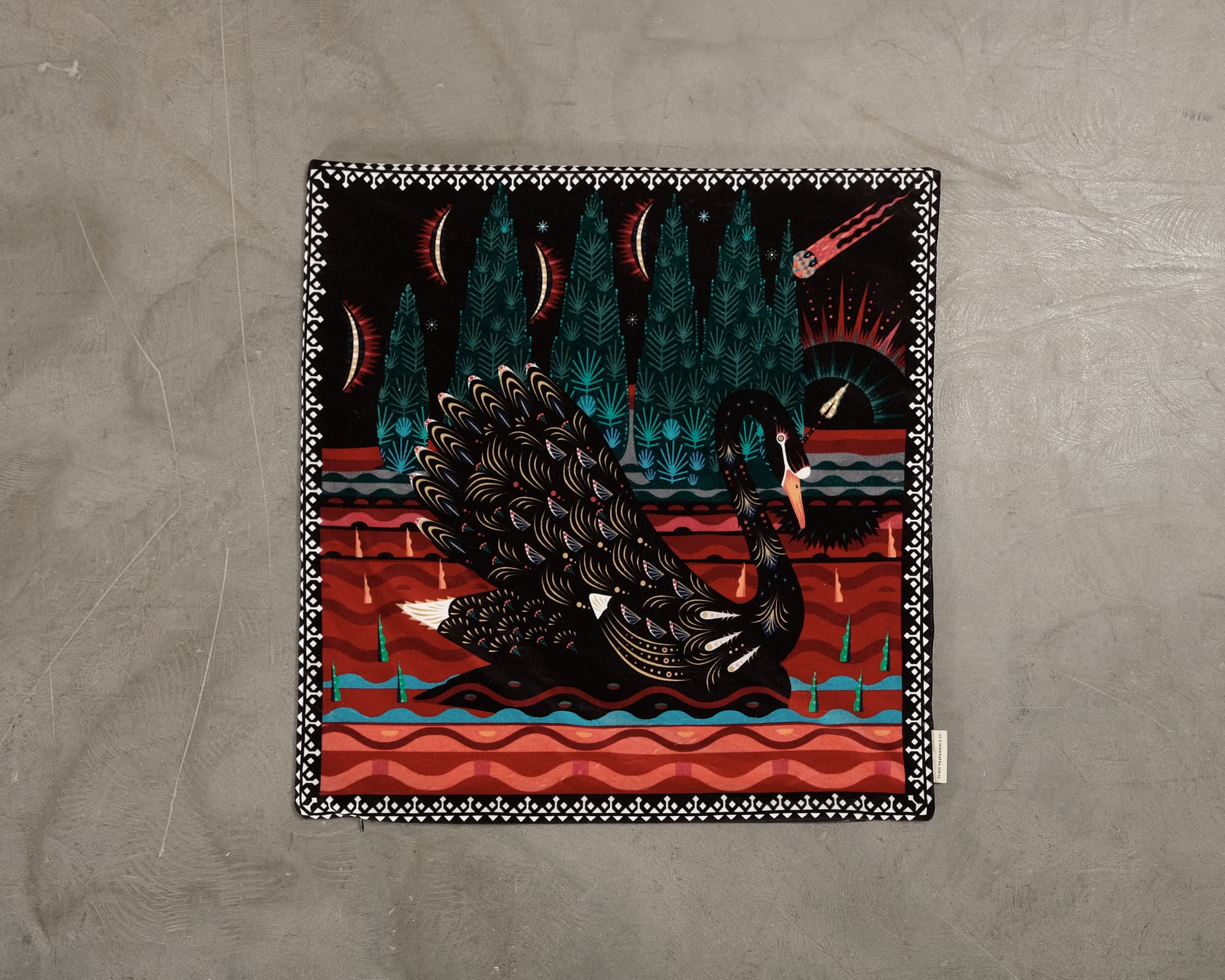Klaus Haapaniemi & Co. Black Swan sammetskudde 60 x 60 cm svart