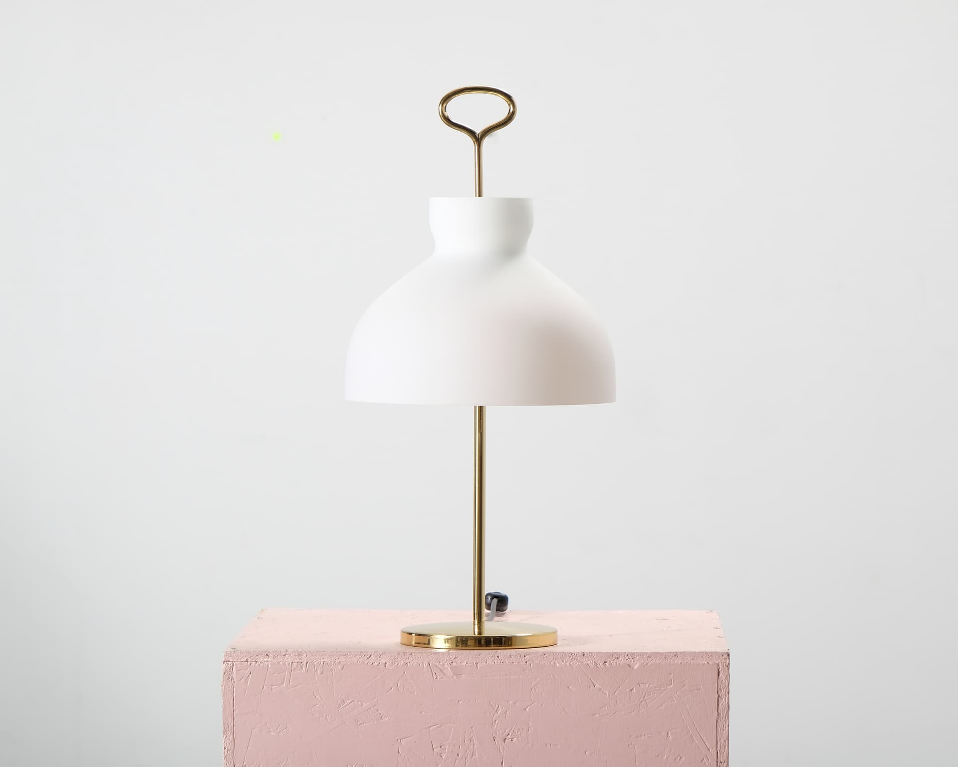 TATO Arenzano bordslampa vit / mässing
