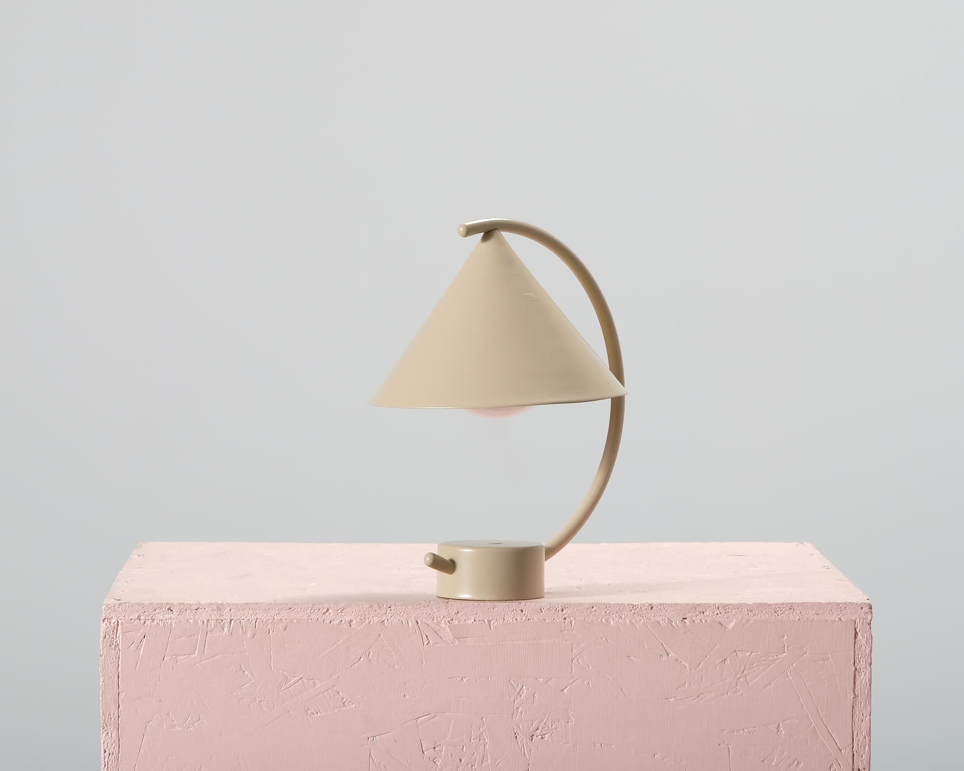 Ferm Living Meridian bordslampa Cashmere
