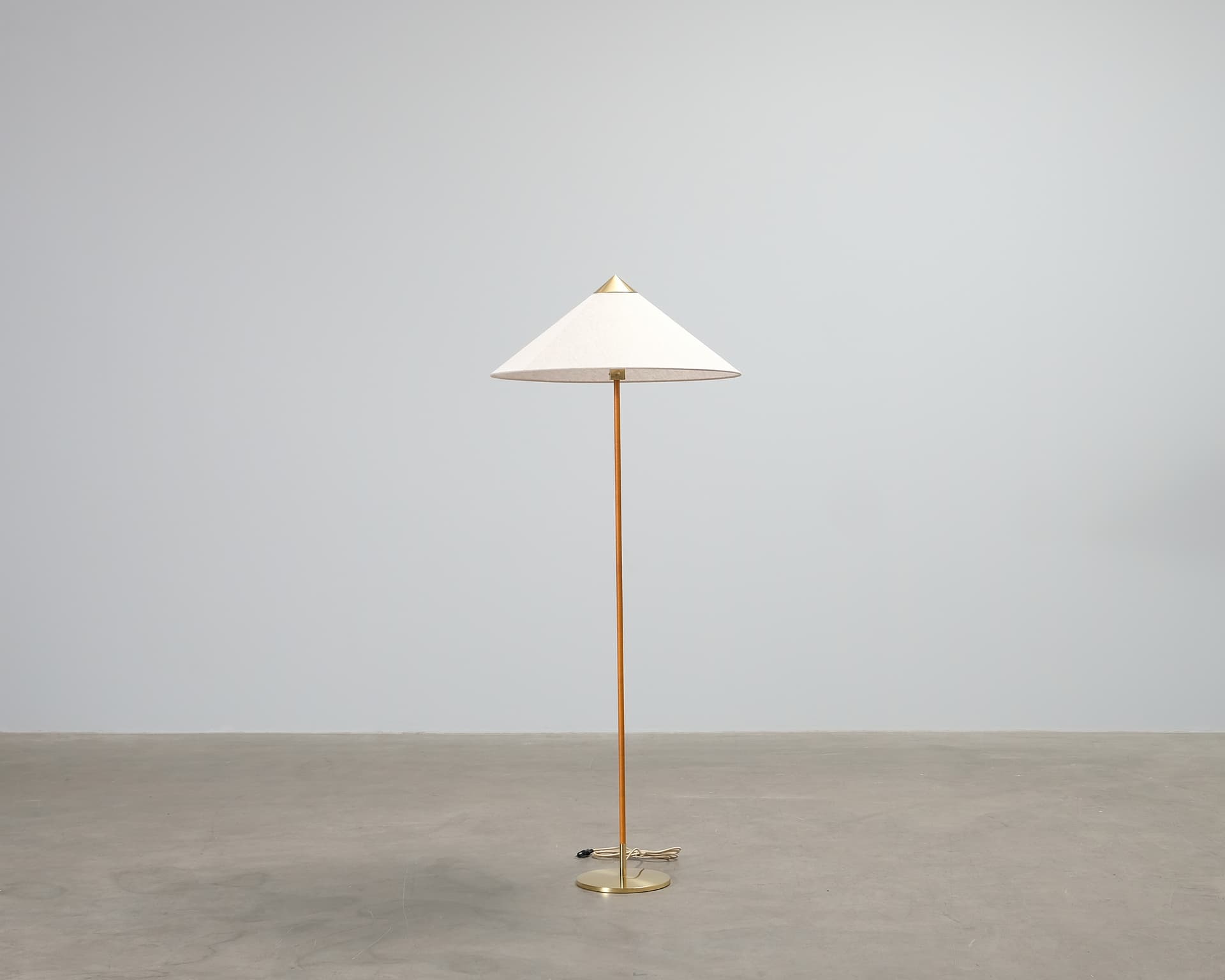 GUBI Tynell 9602 golvlampa canvas / mässing