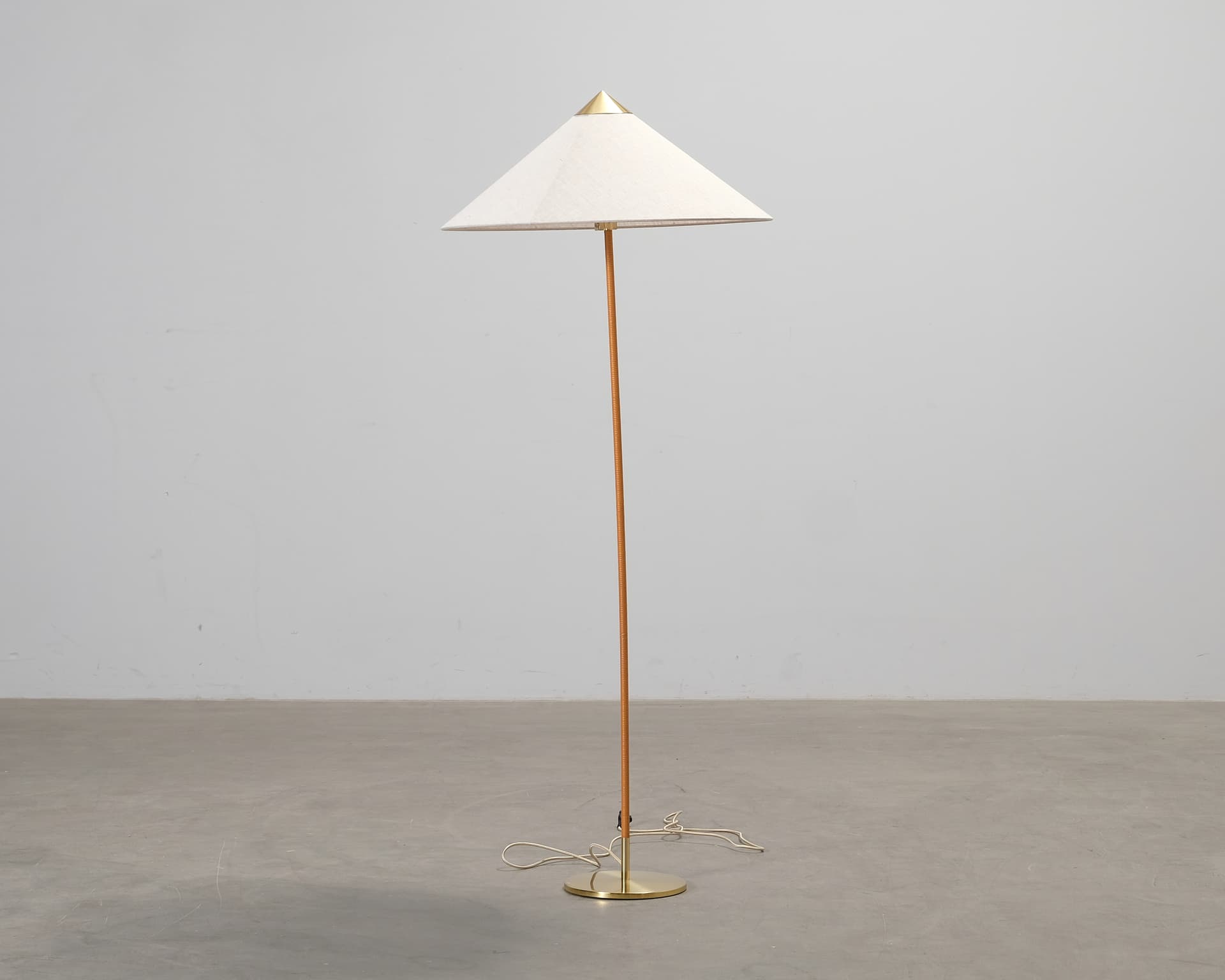 GUBI Tynell 9602 golvlampa canvas / mässing
