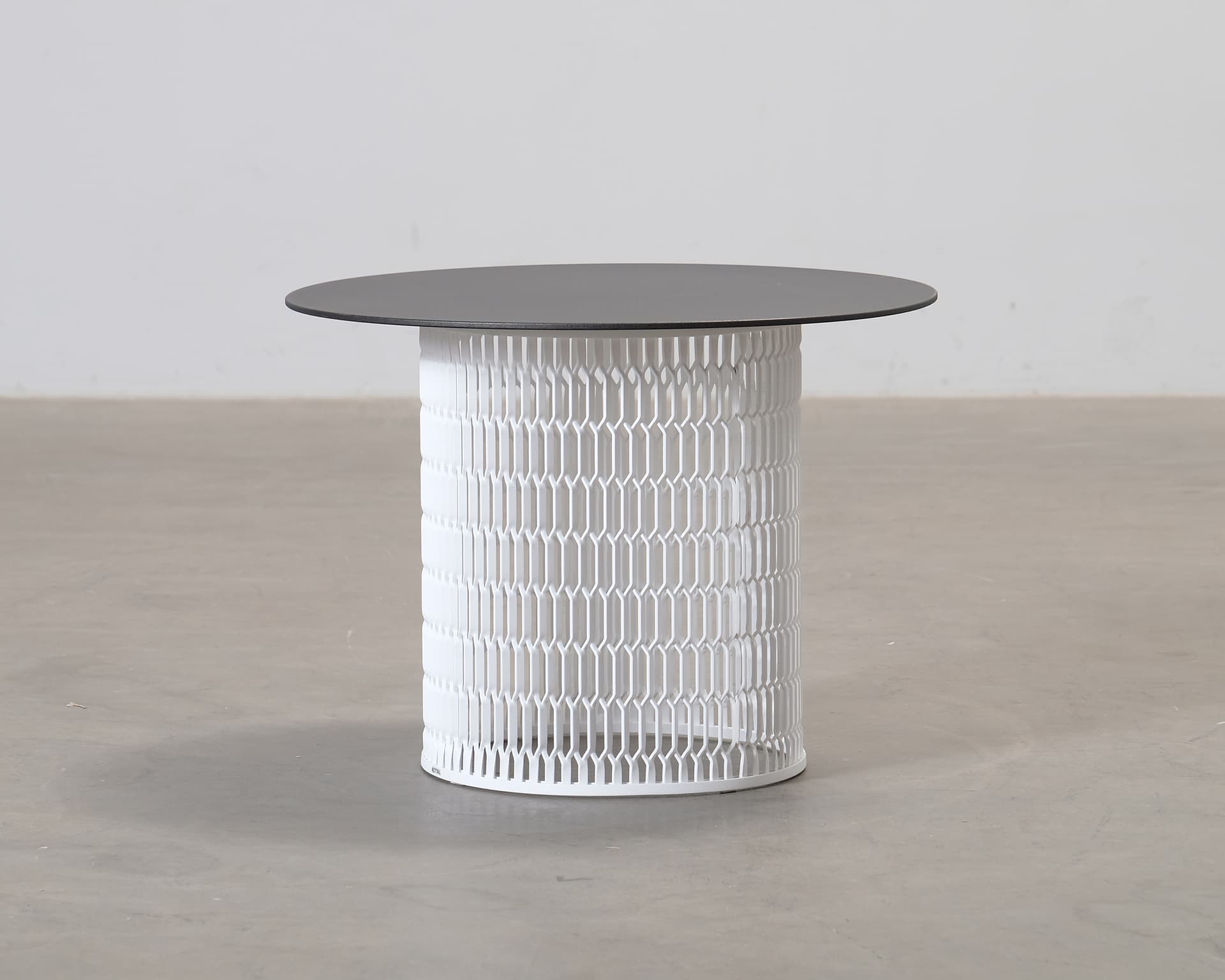 Ketall Mesh sidobord vit / svart