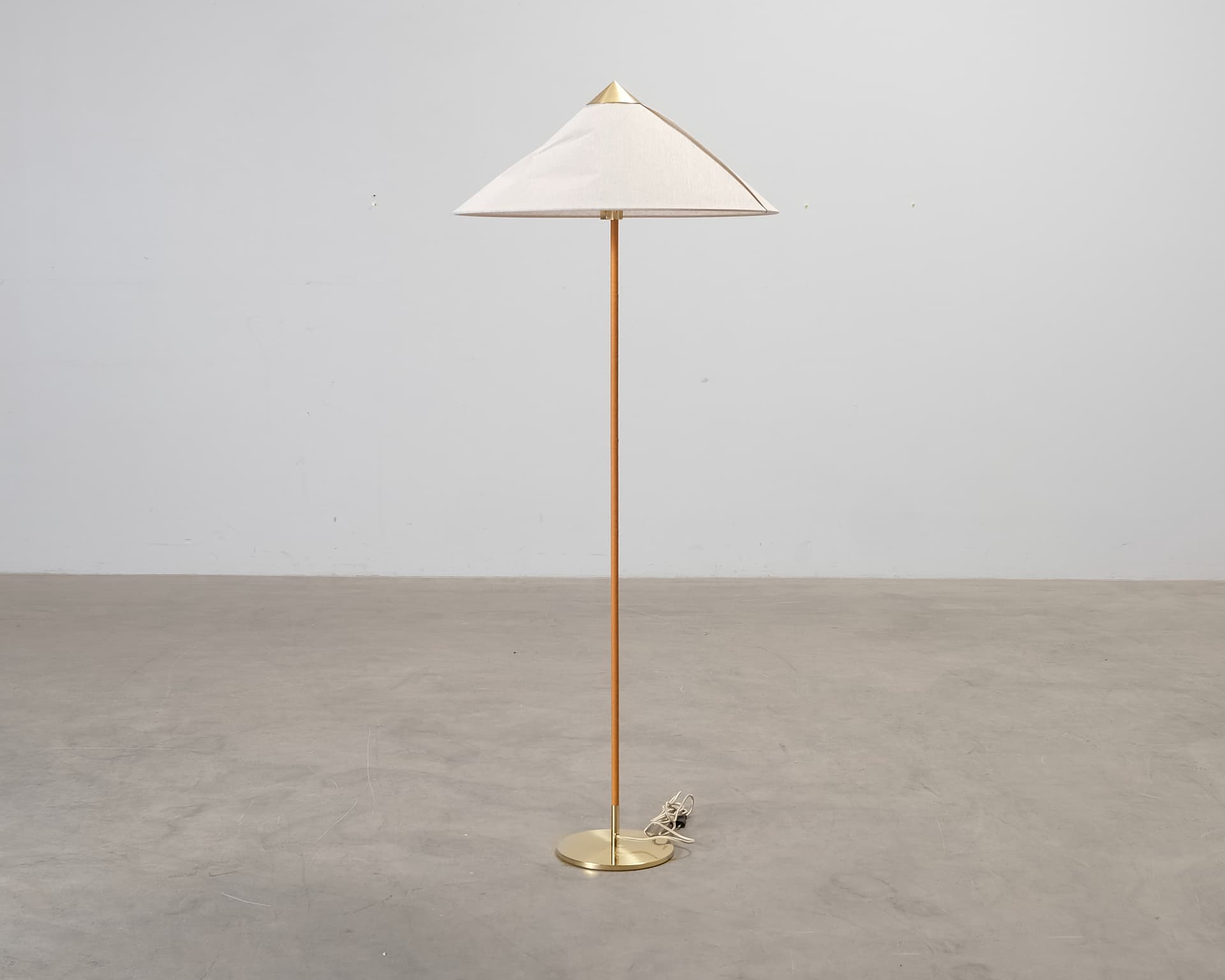 GUBI Tynell 9602 golvlampa canvas / mässing