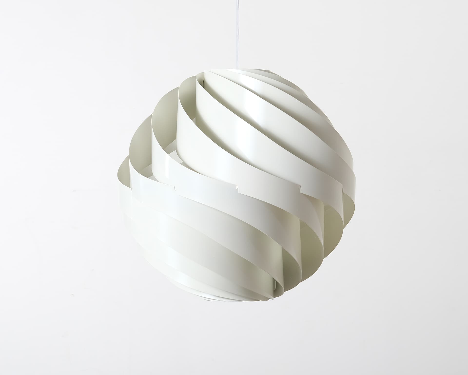 GUBI Turbo pendellampa ø 62 cm vit