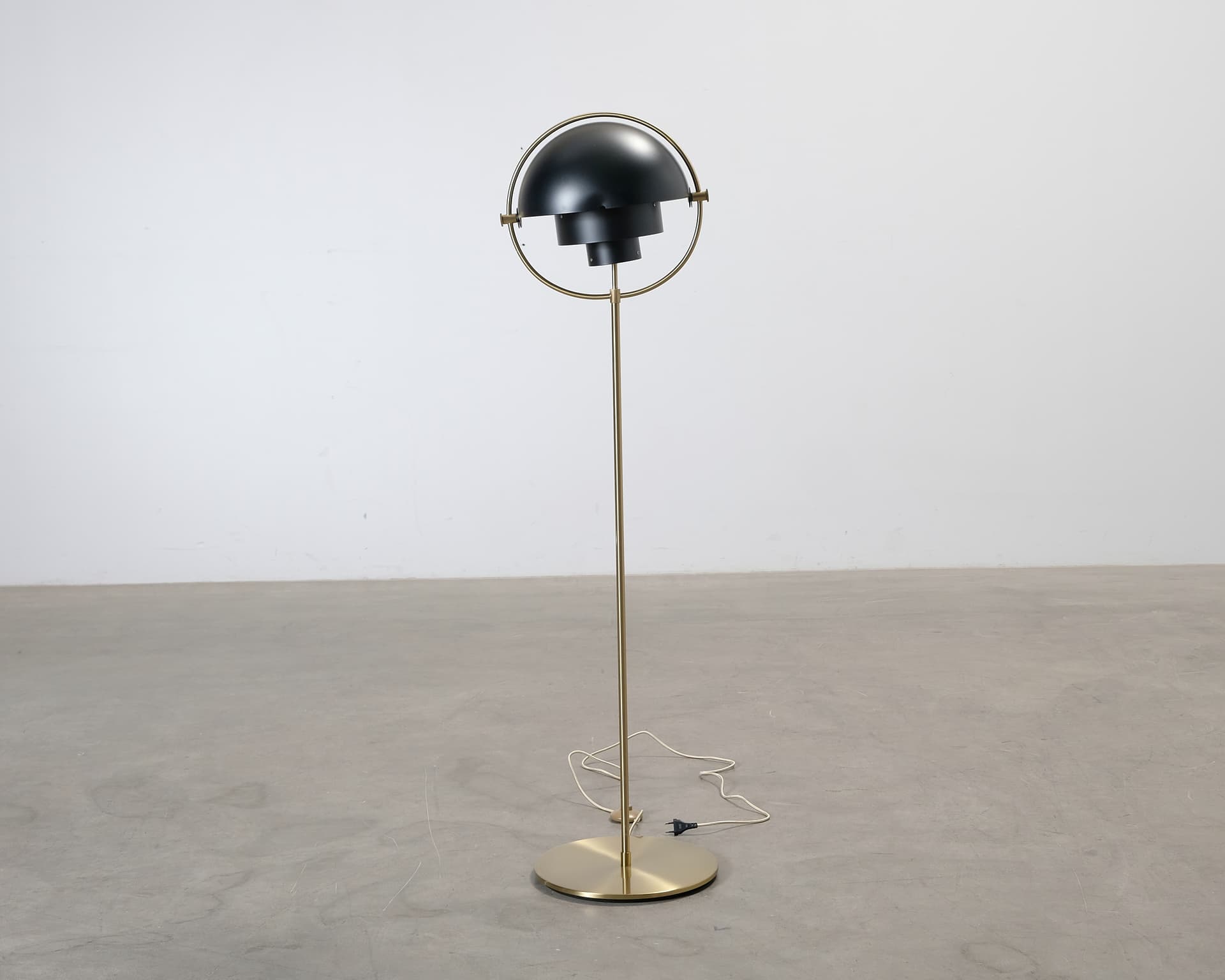 Gubi Multi-Lite golvlampa mässing / svart