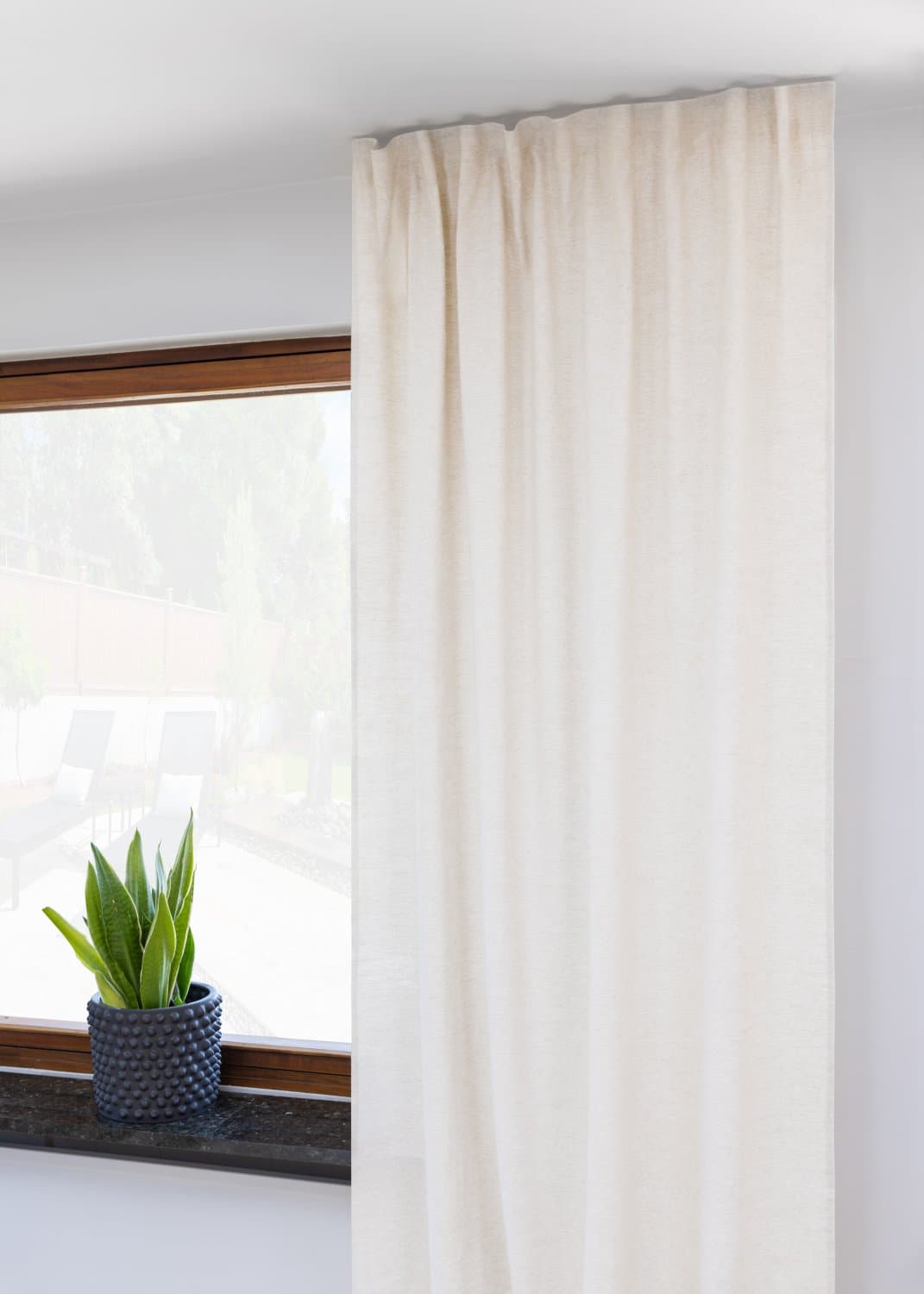 Gardiner - Linnegardin Kali (beige) (Storlek: 145 x 300 cm)