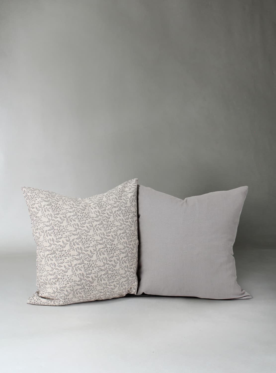 Kuddfodral 2-pack - Lilja (grå) (Storlek: 45 x 45)