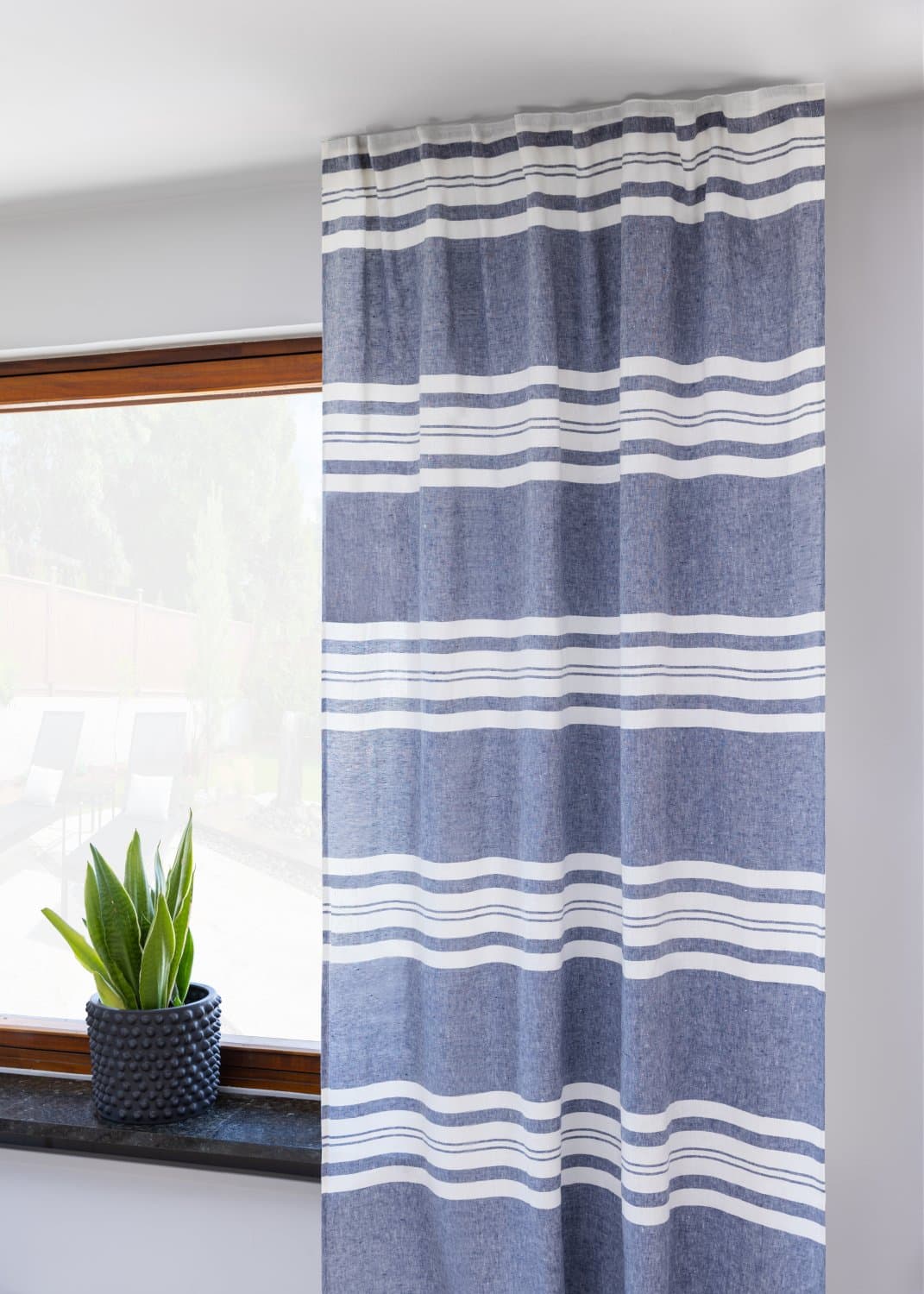 Gardiner - Linnegardin Vera (blå/vit) (Storlek: 145 x 300 cm)