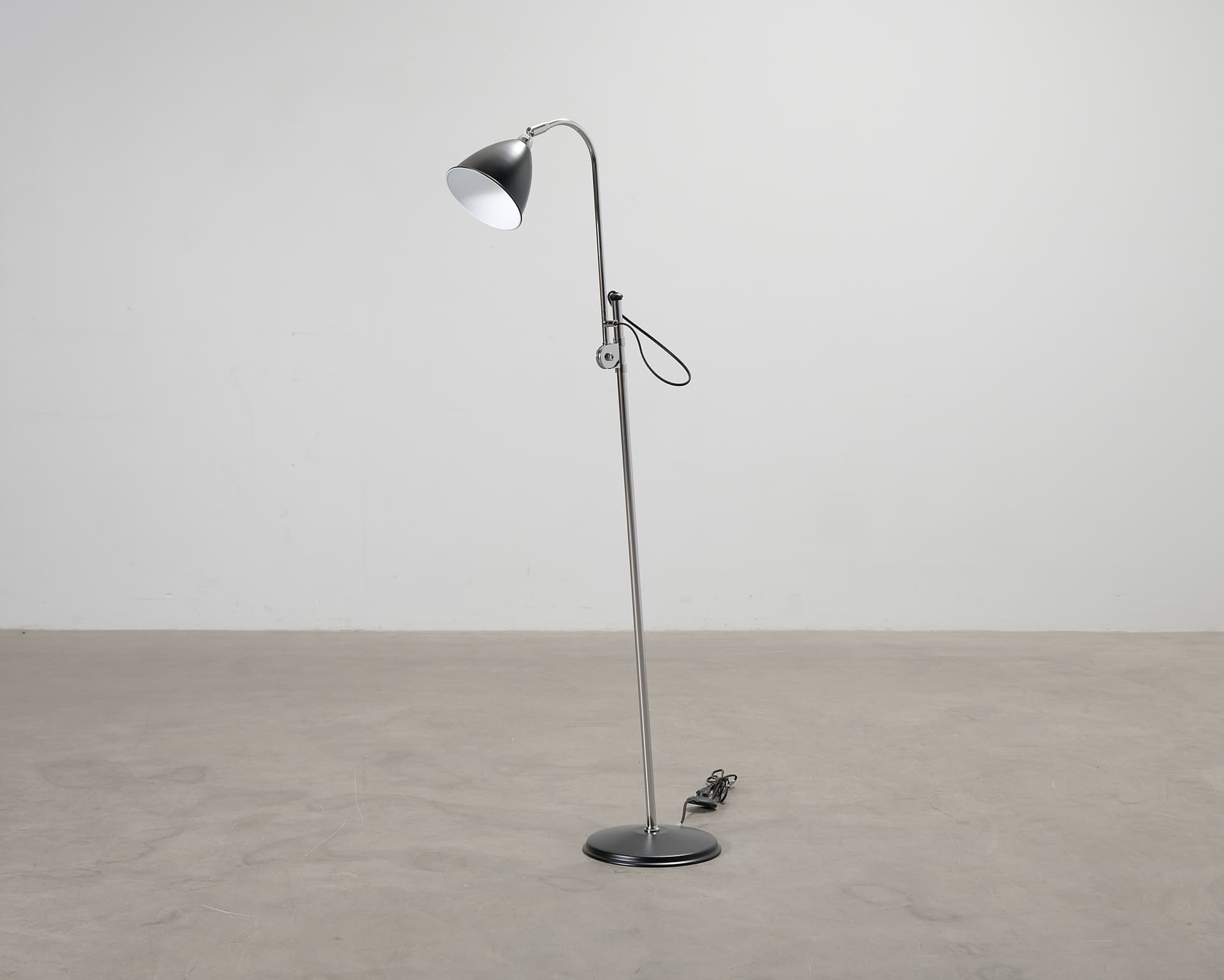 GUBI Bestlite BL3S golvlampa svart / krom