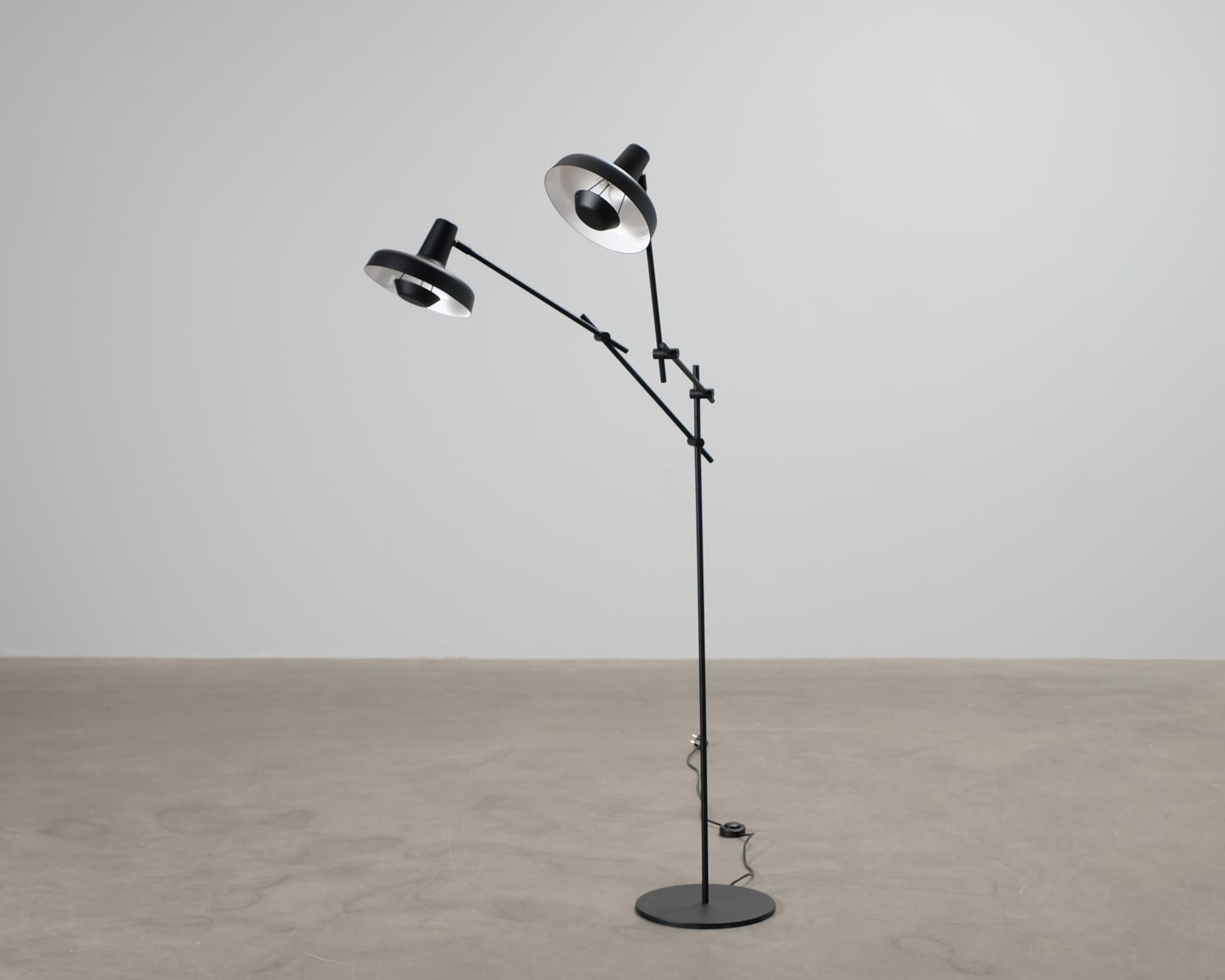 Grupa Arigato golvlampa svart