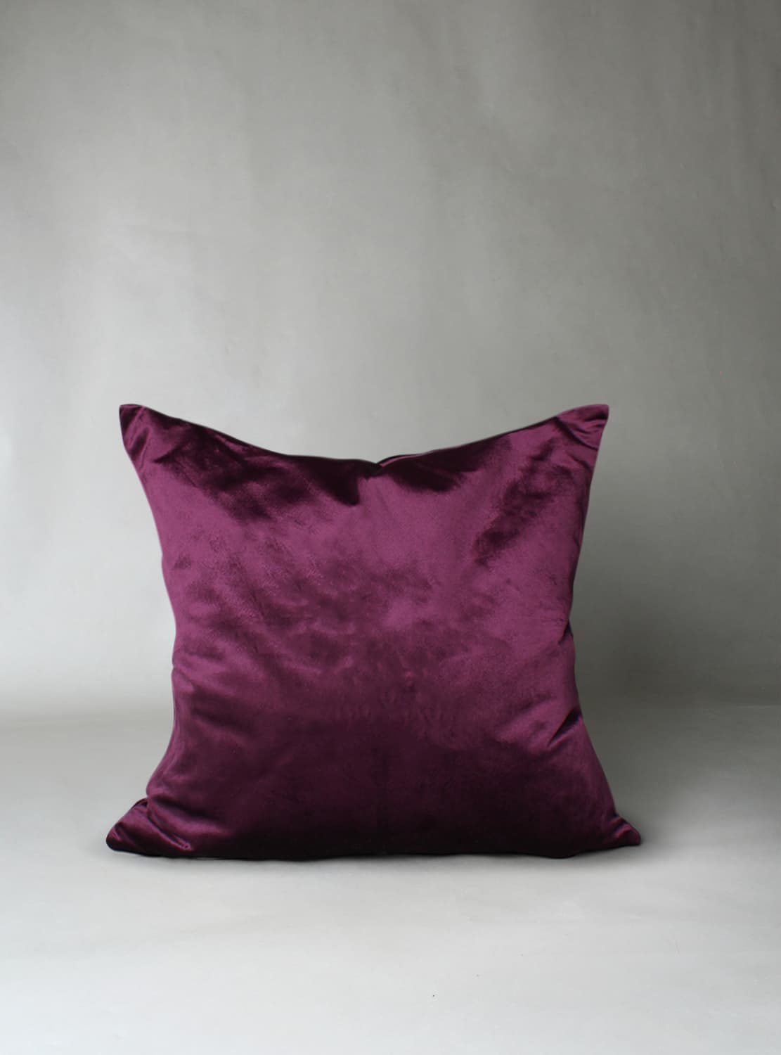 Kuddfodral Marlyn i sammet (mörklila) (Storlek: 50 x 50 cm)