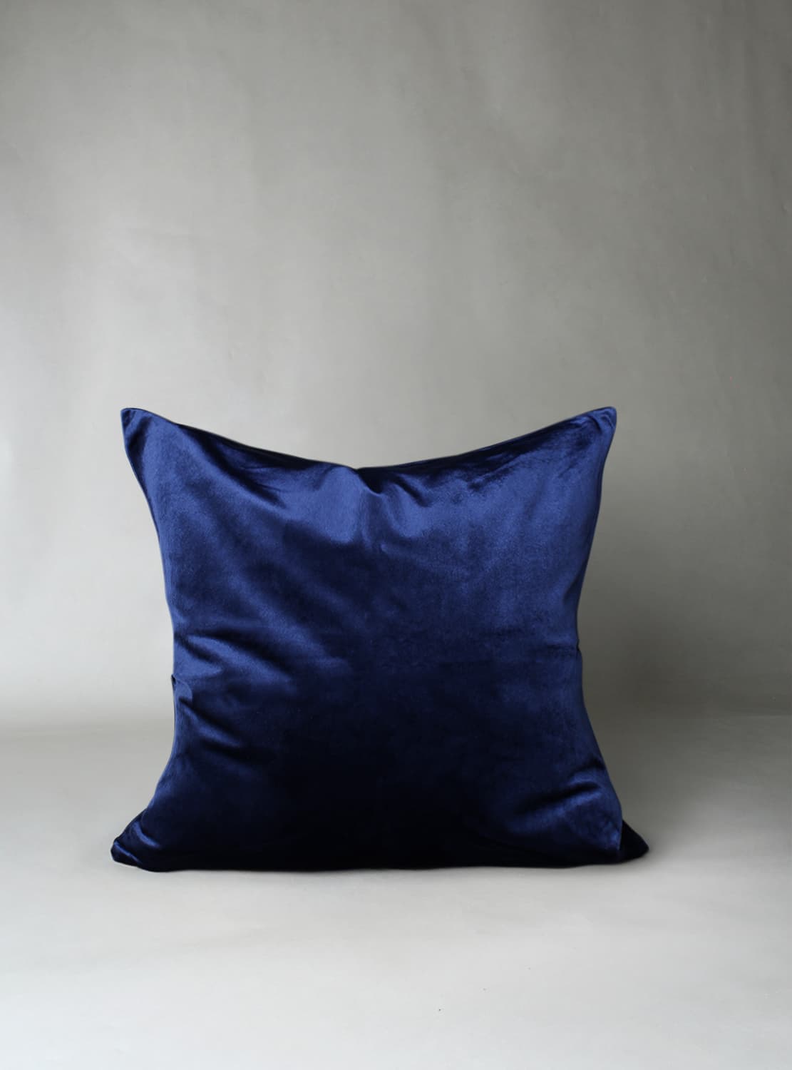 Kuddfodral Marlyn i sammet (mörkblå) (Storlek: 50 x 50 cm)