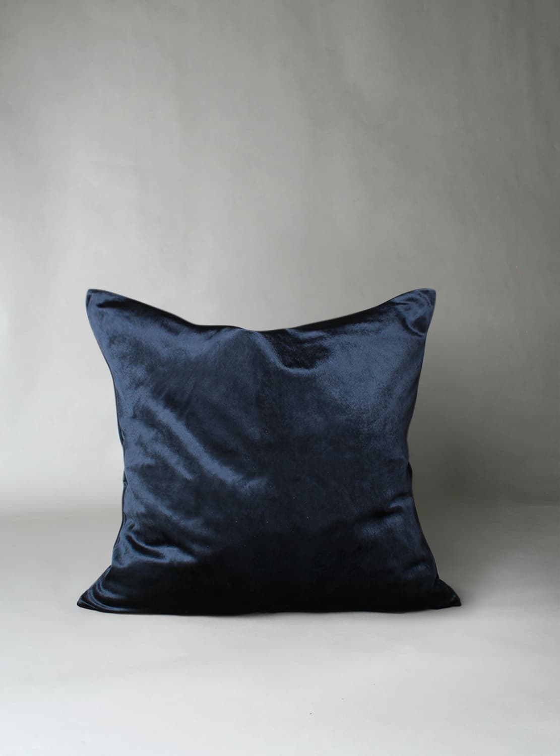 Kuddfodral Marlyn i sammet (marinblå) (Storlek: 50 x 50 cm)