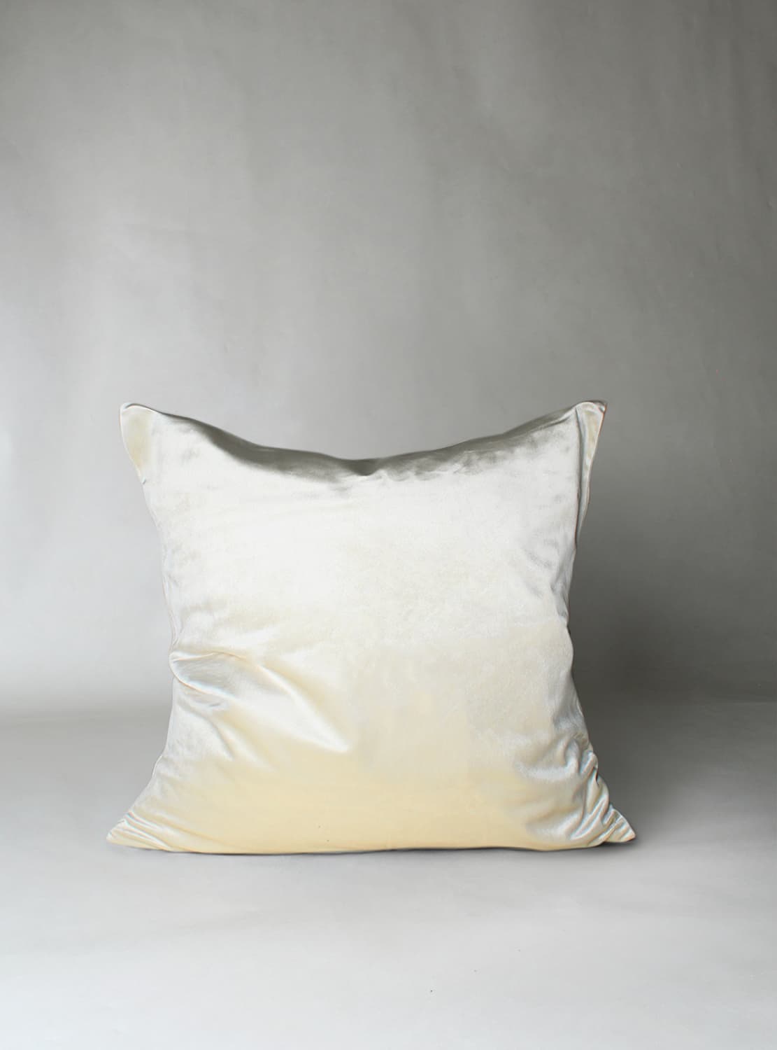 Kuddfodral Marlyn i sammet (offwhite) (Storlek: 50 x 50 cm)