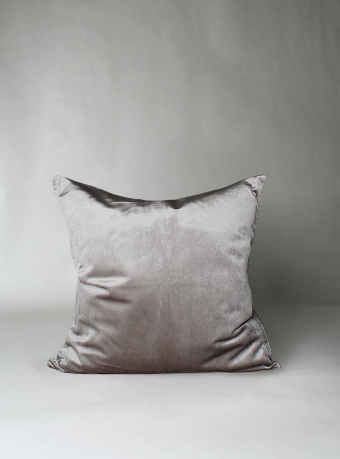 Kuddfodral Marlyn i sammet (ljusgrå) (Storlek: 50 x 50 cm)