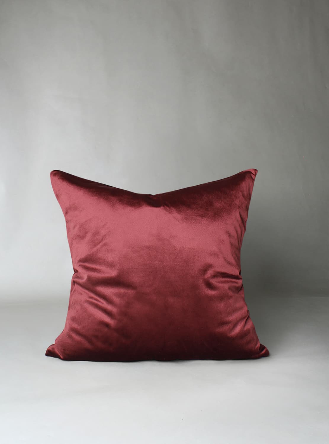 Kuddfodral Marlyn i sammet (vinröd) (Storlek: 50 x 50 cm)